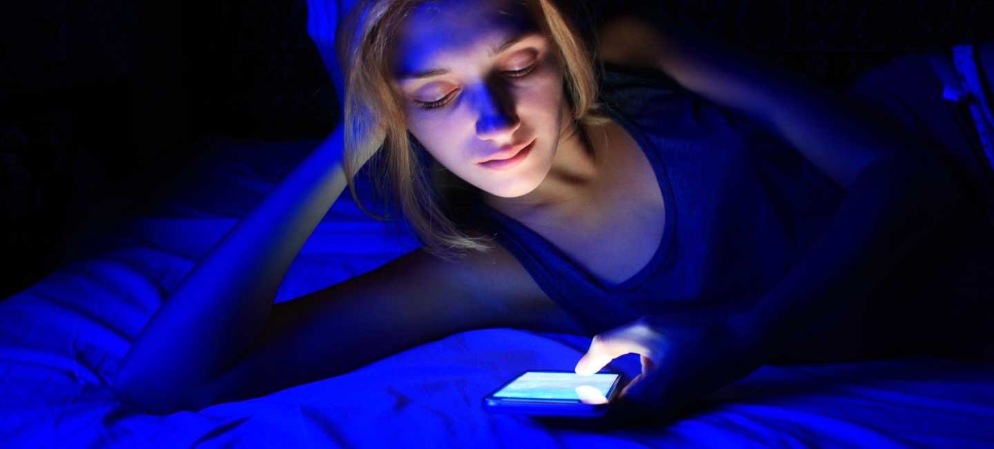 Blue light from phone screens does not age or damage your skin - O U M E R E